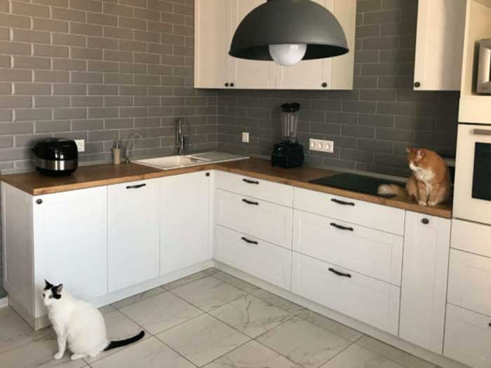 глянцевая кухня белого цвета